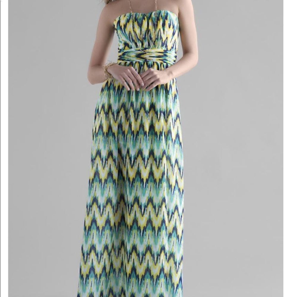 FRANCESCA’S Strapless Maxi Dress 💚